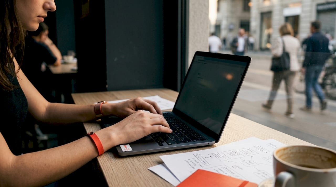 Digital marketing per PMI: guida pratica 2026 2 Un esperto si dedica alla realizzazione di un sito web perfettamente ottimizzato.