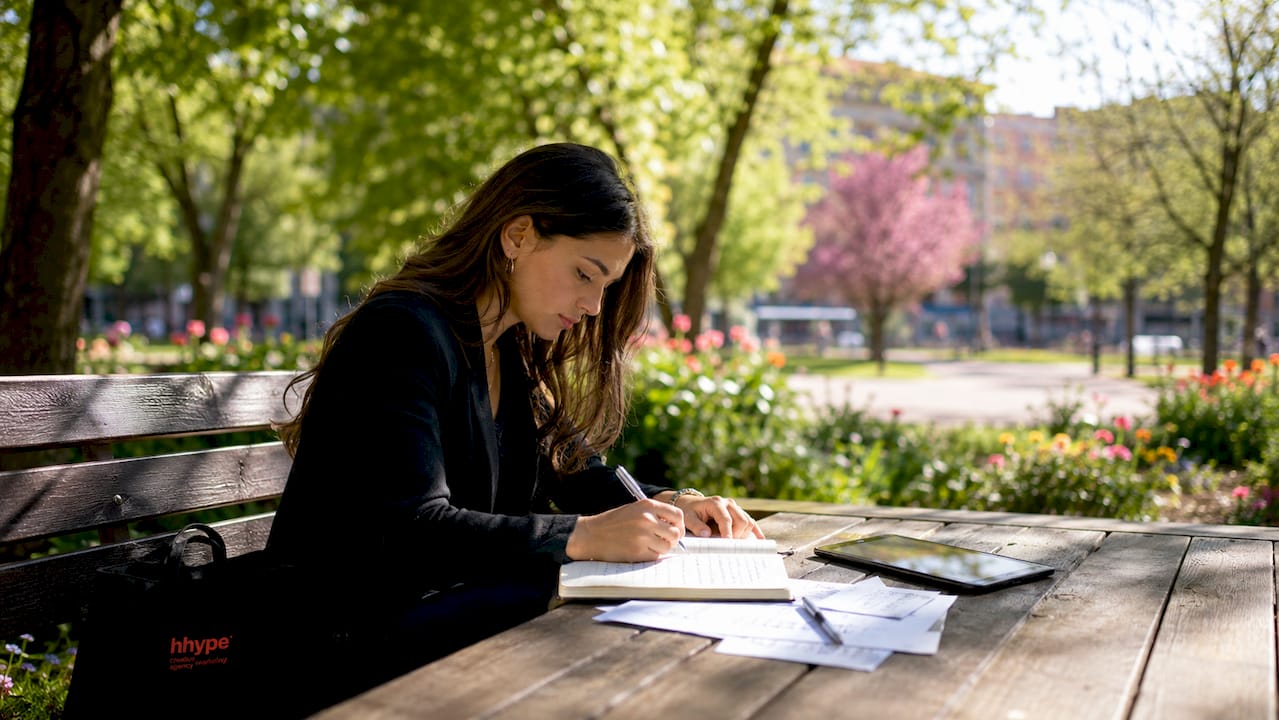 Come funziona la pubblicità online per le PMI 2 Donna prende appunti su tendenze e strategie della pubblicità digitale