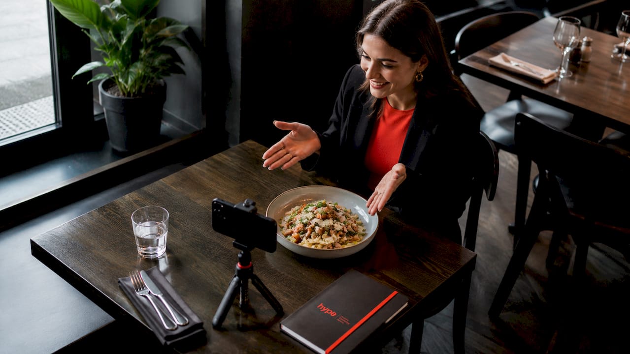 Come lanciare campagna delivery sui social nel 2026 3 Creo video in cui provo e recensisco servizi di food delivery