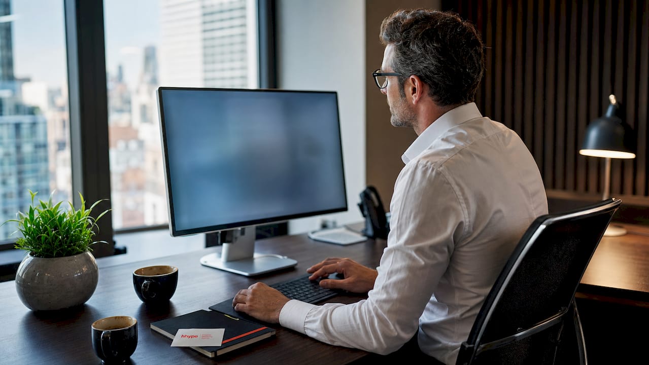 Perché curare il profilo LinkedIn aziendale nel 2026 2 Consulente specializzato nell’ottimizzazione della visibilità su LinkedIn attraverso strategie SEO mirate.
