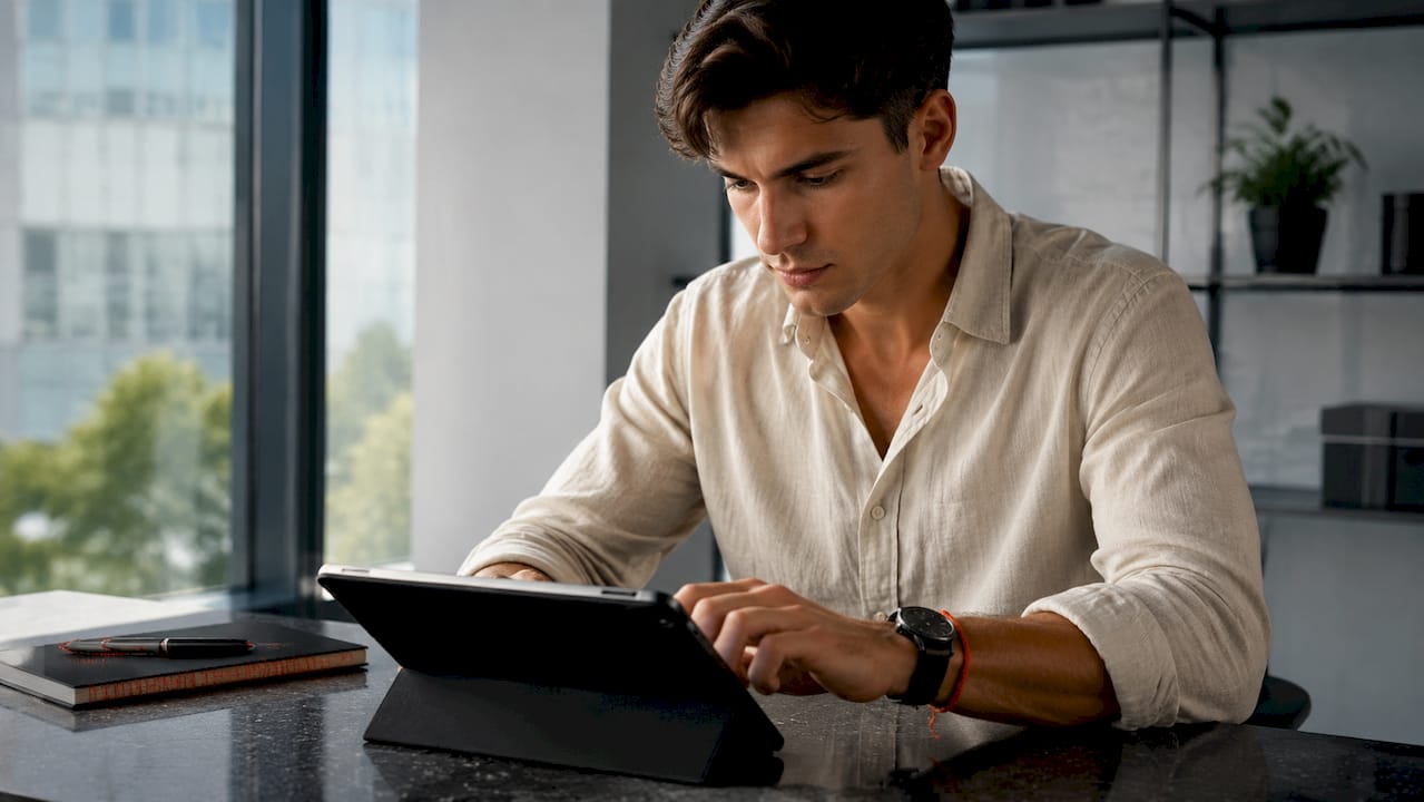 Come fare una customer journey map efficace nel 2026 2 Dita che scorrono tra dati e grafici su un tablet, esplorando informazioni con facilità.