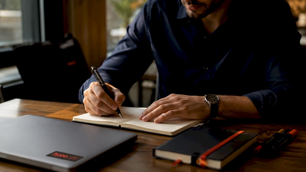 Social media marketing base: guida per PMI 2026 2 Una mano annota la strategia social sull’agenda