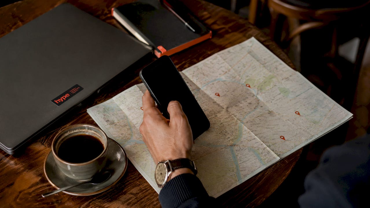 Perché le storie Instagram per locali funzionano 2 Una mano regge uno smartphone con la mappa dei bar della zona.