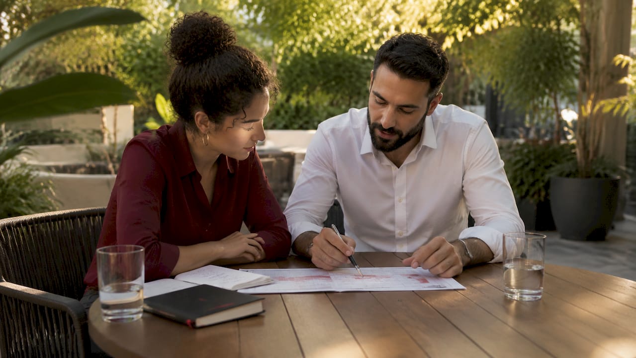 Consulenza marketing strategico per PMI: guida 2026 2 Due esperti stanno esaminando insieme una strategia di marketing illustrata su carta.