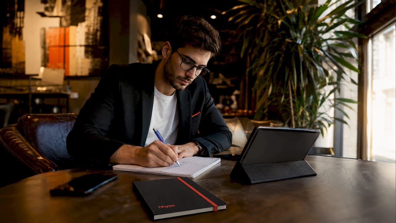 Come trovare clienti online: guida pratica per PMI 2 Un esperto del settore prende appunti su una strategia di marketing digitale.