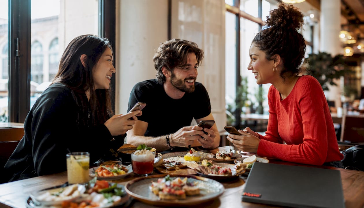 Marketing agroalimentare: strategie efficaci per il 2026 2 Un gruppo di food blogger si ritrova per chiacchierare e condividere idee seduti all’aperto in un caffè.