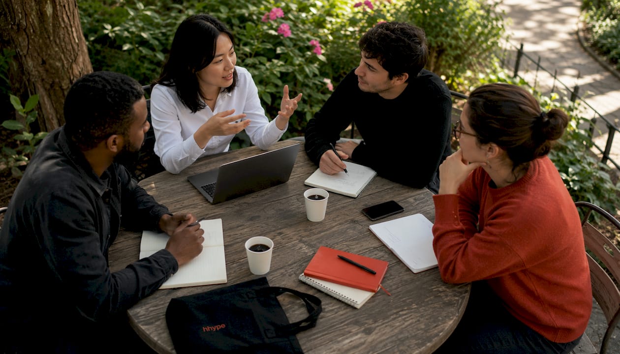 Brand identity per prodotti tipici: guida pratica per PMI 3 Il team si confronta sulle diverse fasi del processo di branding.