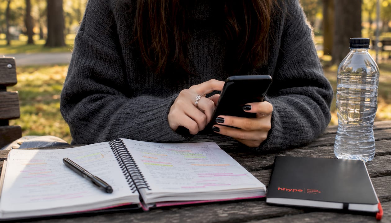 Conversione booking: guida pratica per PMI nel 2026 2 Mani che digitano sullo smartphone durante la prenotazione online