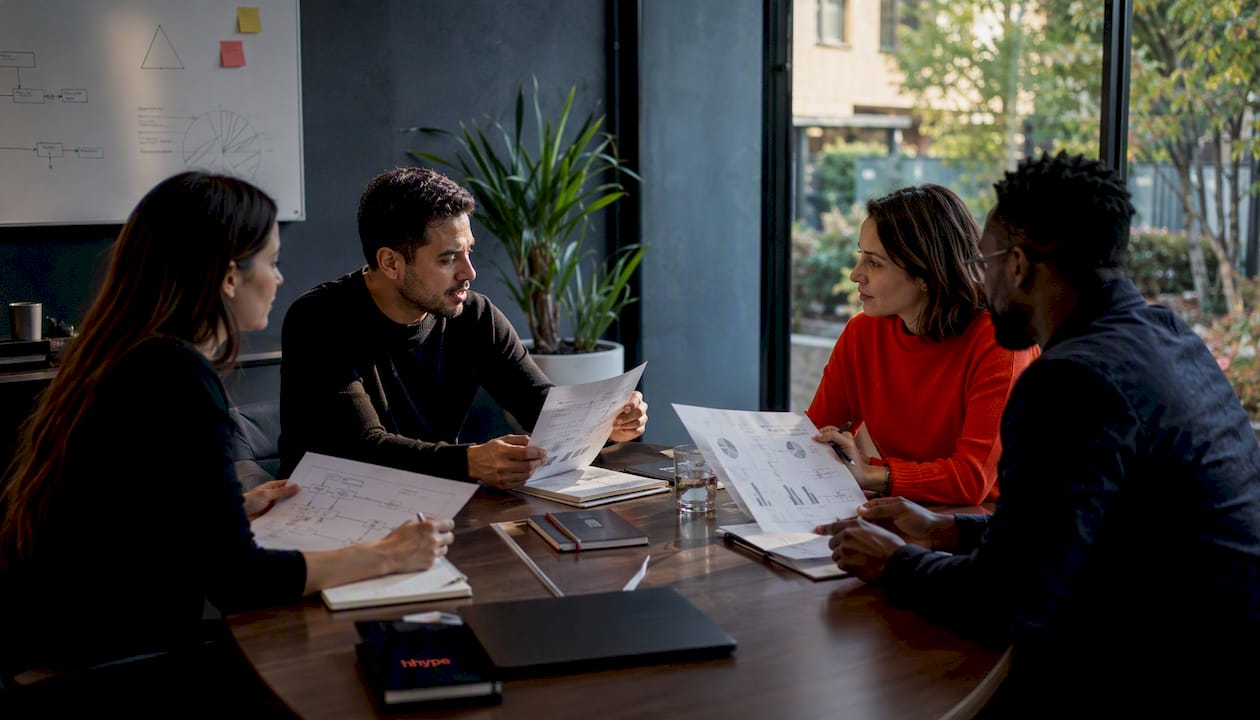 Trasformazione digitale PMI: roadmap pratica 2026 3 Un gruppo di lavoro che collabora attivamente nella gestione del cambiamento