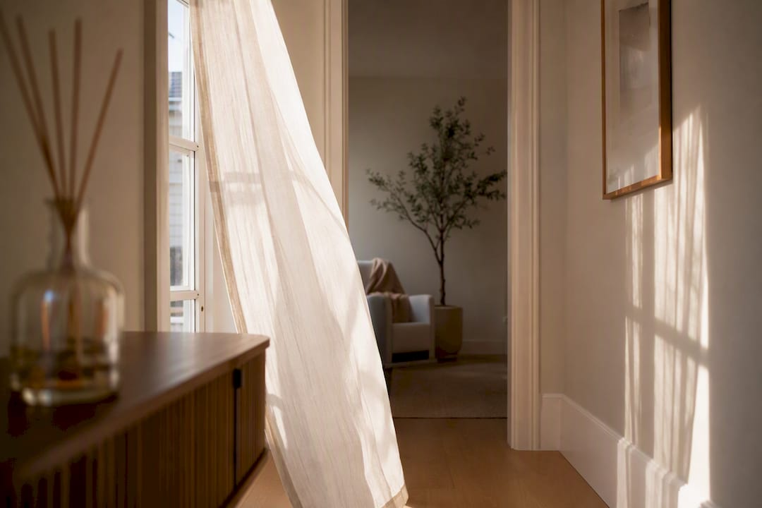 Hallway with airflow near diffuser setting
