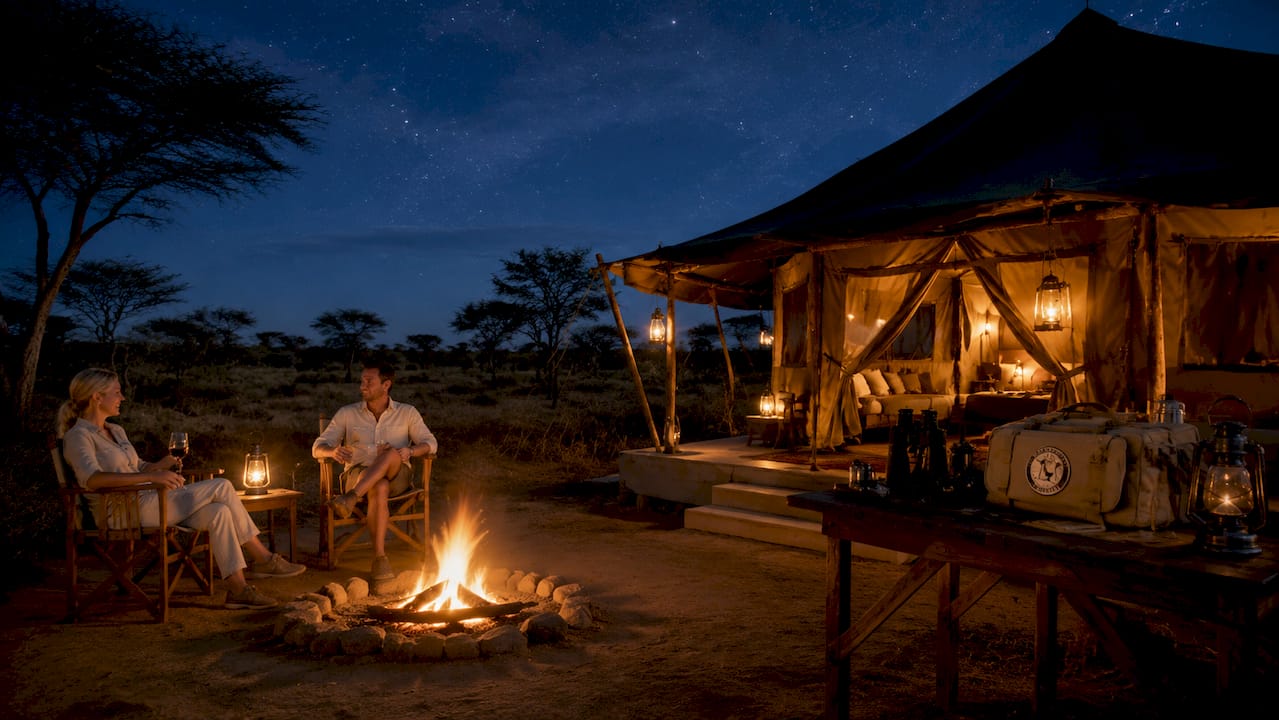 Un esclusivo campo tendato per safari in Kenya, immerso nella magia del tramonto africano