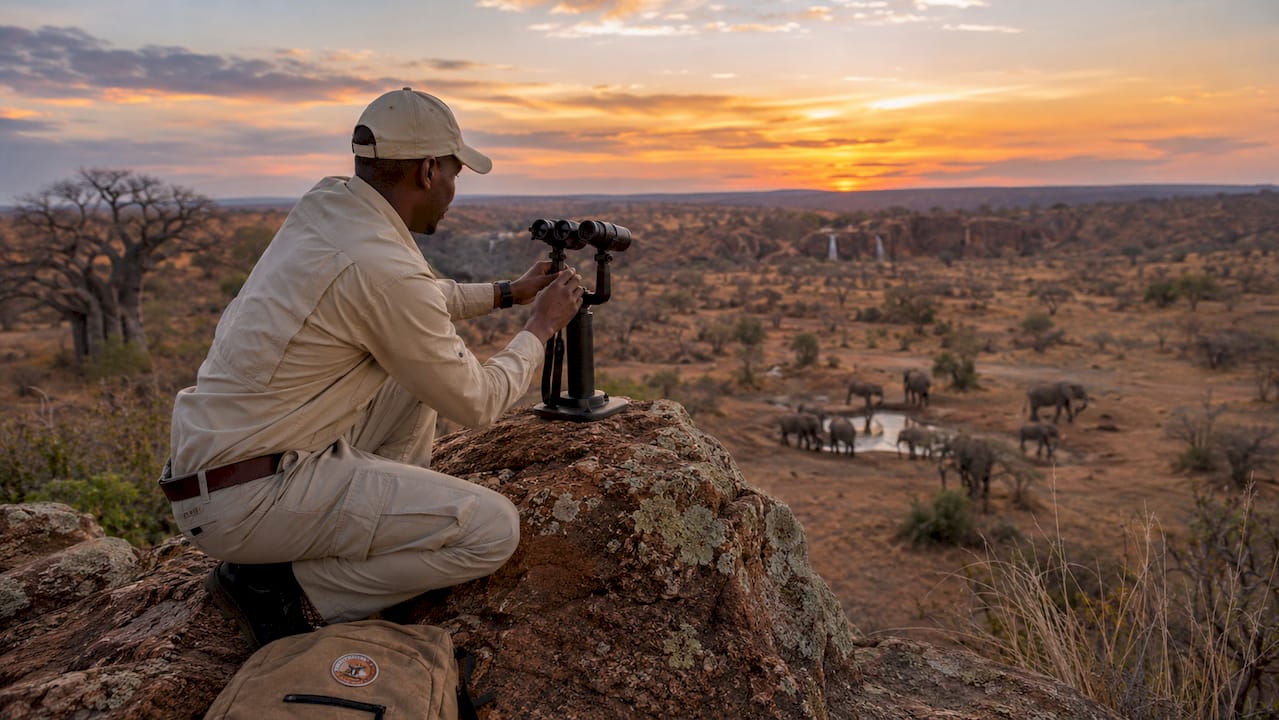 Un fuoristrada attraversa la savana del Tsavo Est al tramonto