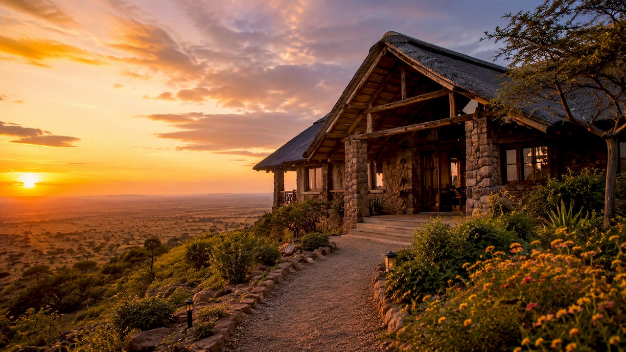 Vista esterna di un lodge immerso nella savana africana, nel cuore del Kenya