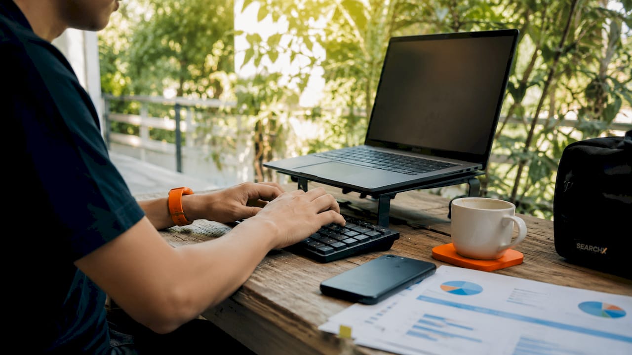 Hands typing SEO blog post for content discovery