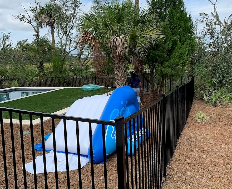 Infographic comparing aluminum, glass, and vinyl pool fences