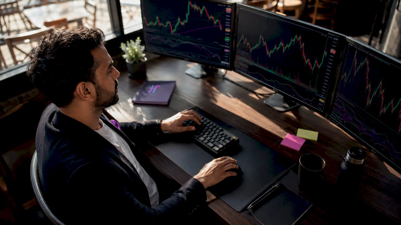 Trader analyzing TradingView overlay chart setup