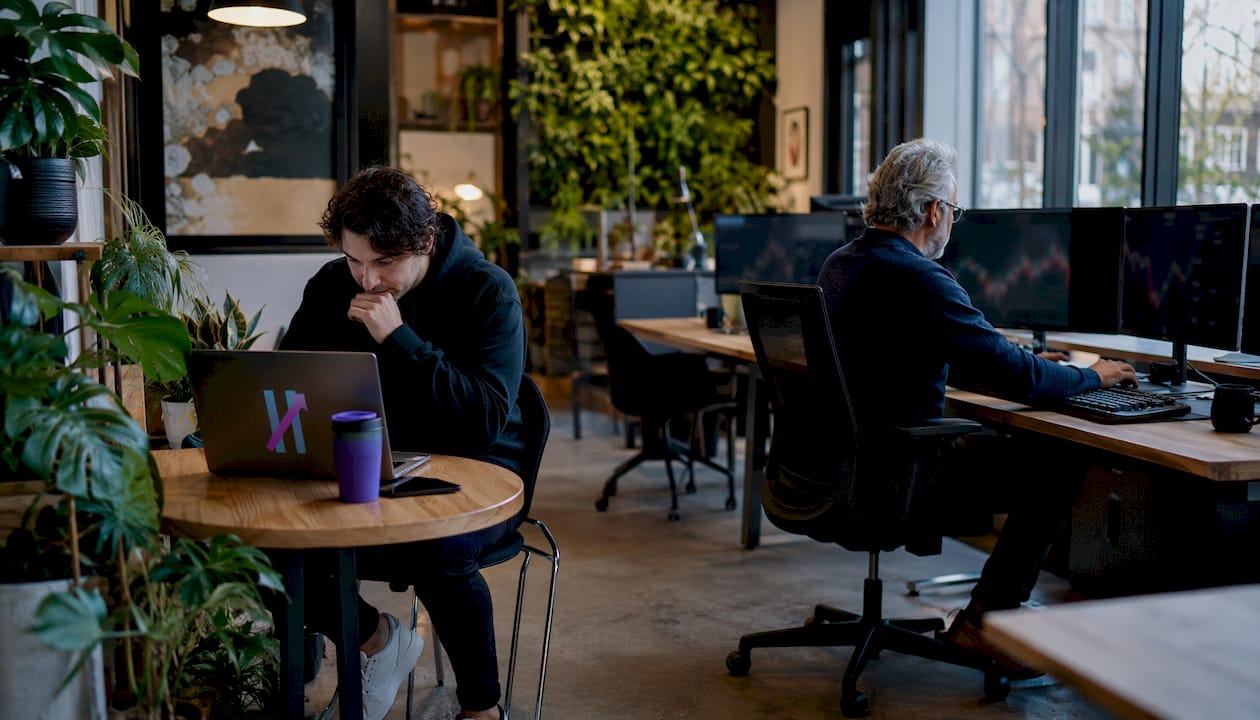 Comparison of retail and institutional trading workspaces