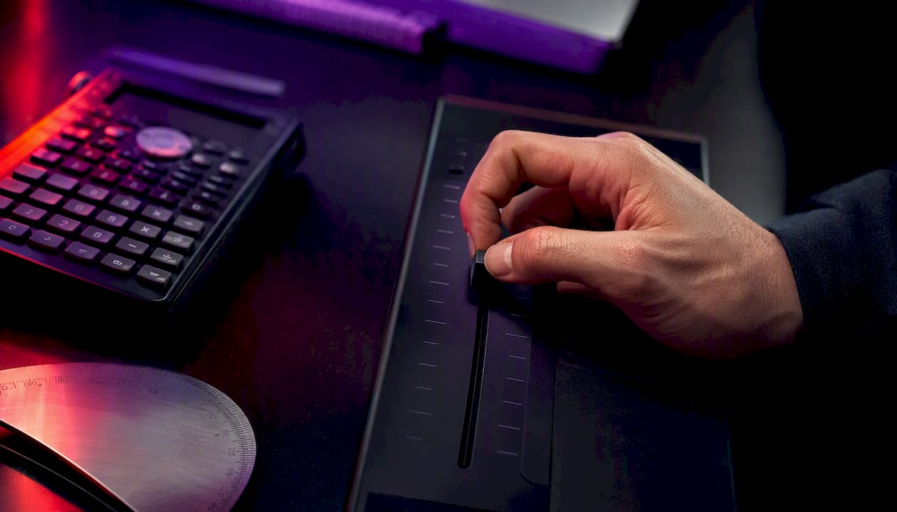 Trader’s hand adjusting ATR stop loss dial