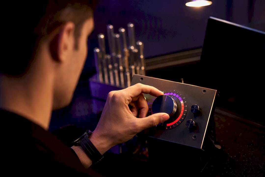Hand adjusting stop loss control dial