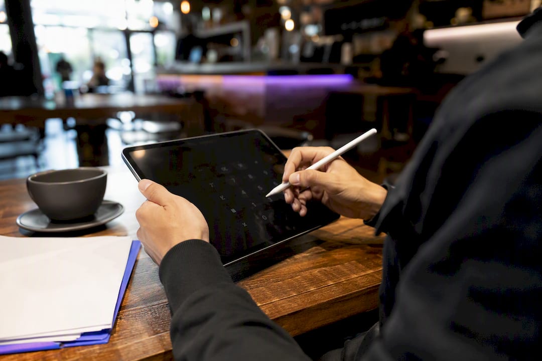 Hands calculating forex trade pips on tablet