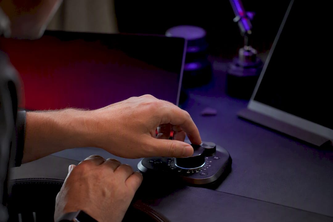 Hands adjusting position sizing dial