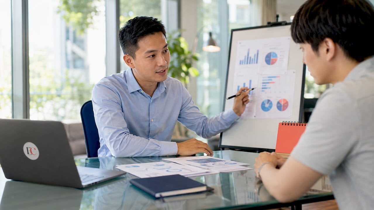Set financial goals early: 2026 guide for young adults 2 Financial advisor explaining goals to client