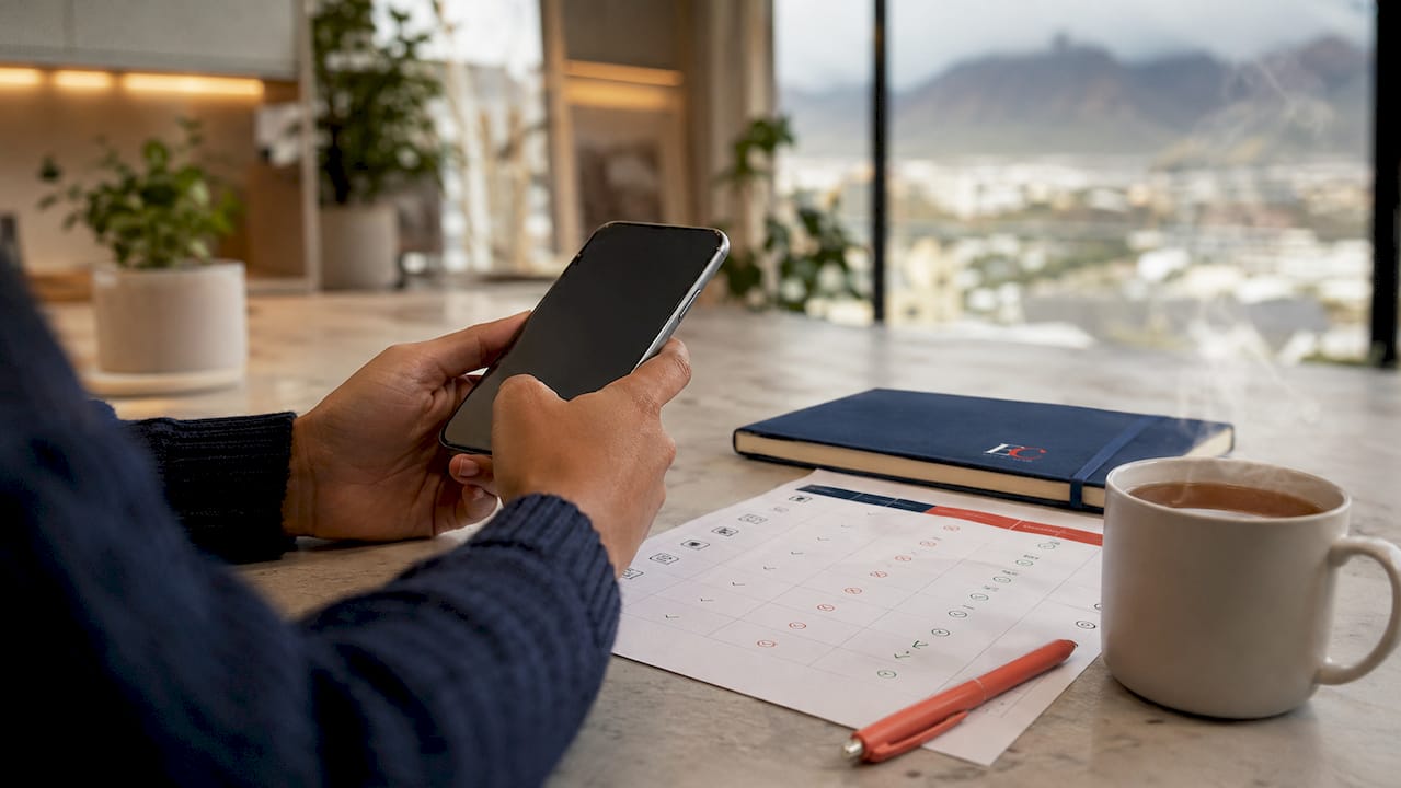 Track daily expenses effectively: 2026 guide for singaporeans 2 Hands holding phone with budgeting apps comparison