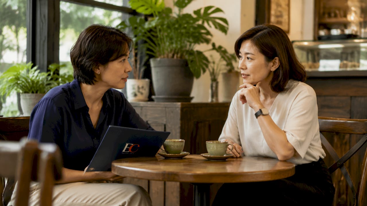 Singapore financial hardship assistance explained: 2026 guide 2 Social worker discussing ComCare assistance with client
