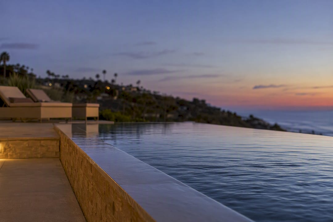 Infinity Edge Pool Design: A Luxury Guide to Vanishing Views