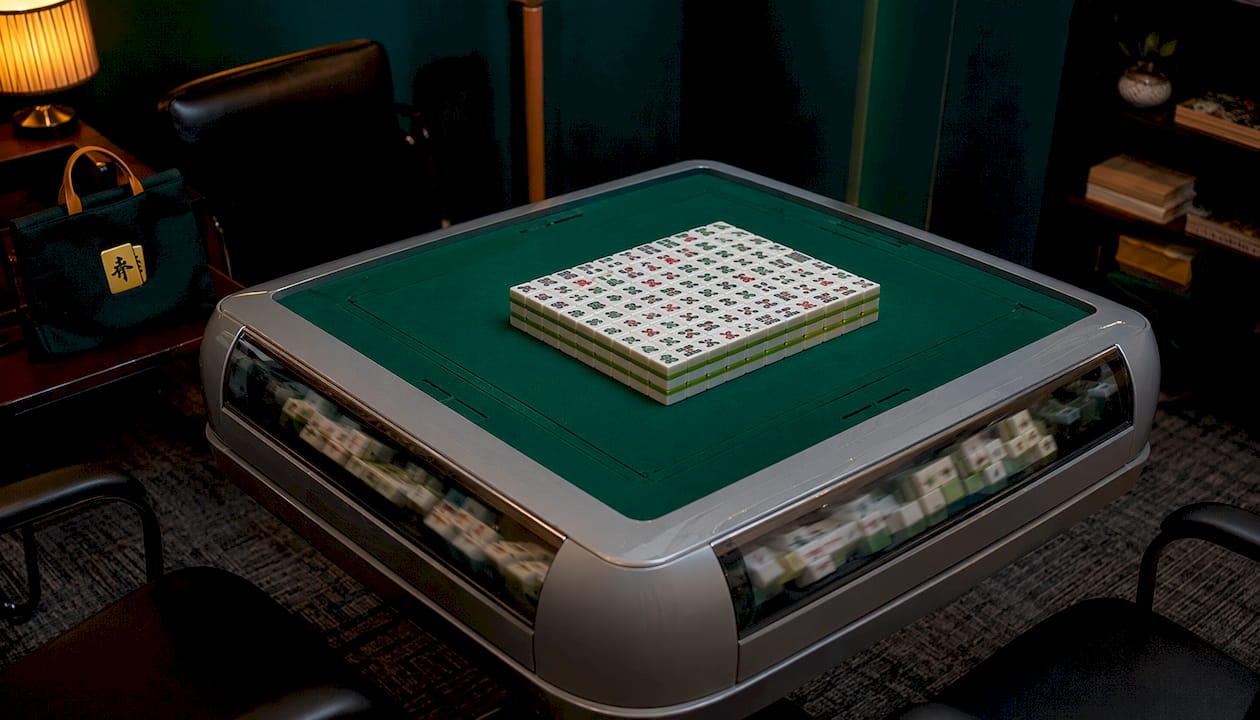 Automatic Mahjong table shuffling tiles