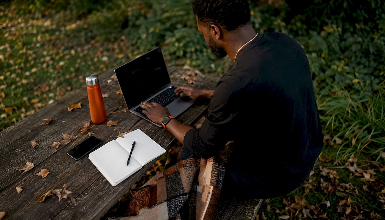 Man working on abandoned cart email sequence
