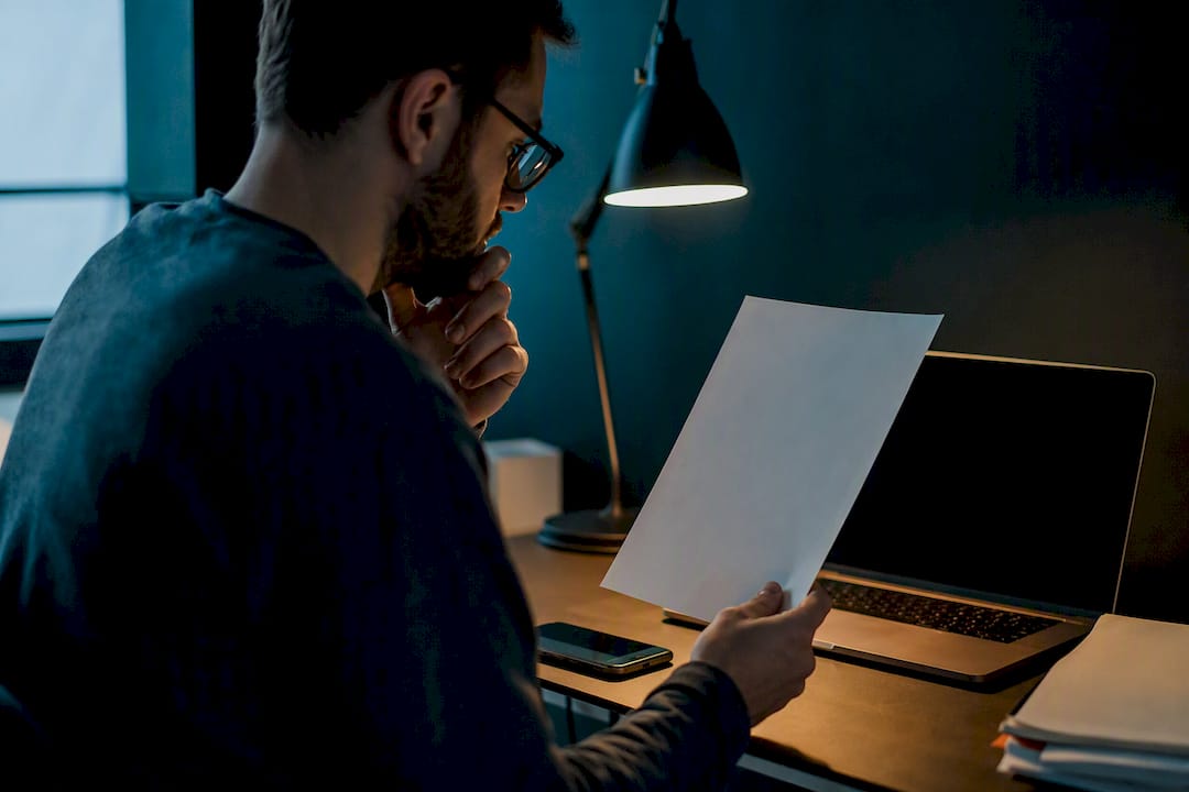 Hand holding backlink vendor checklist