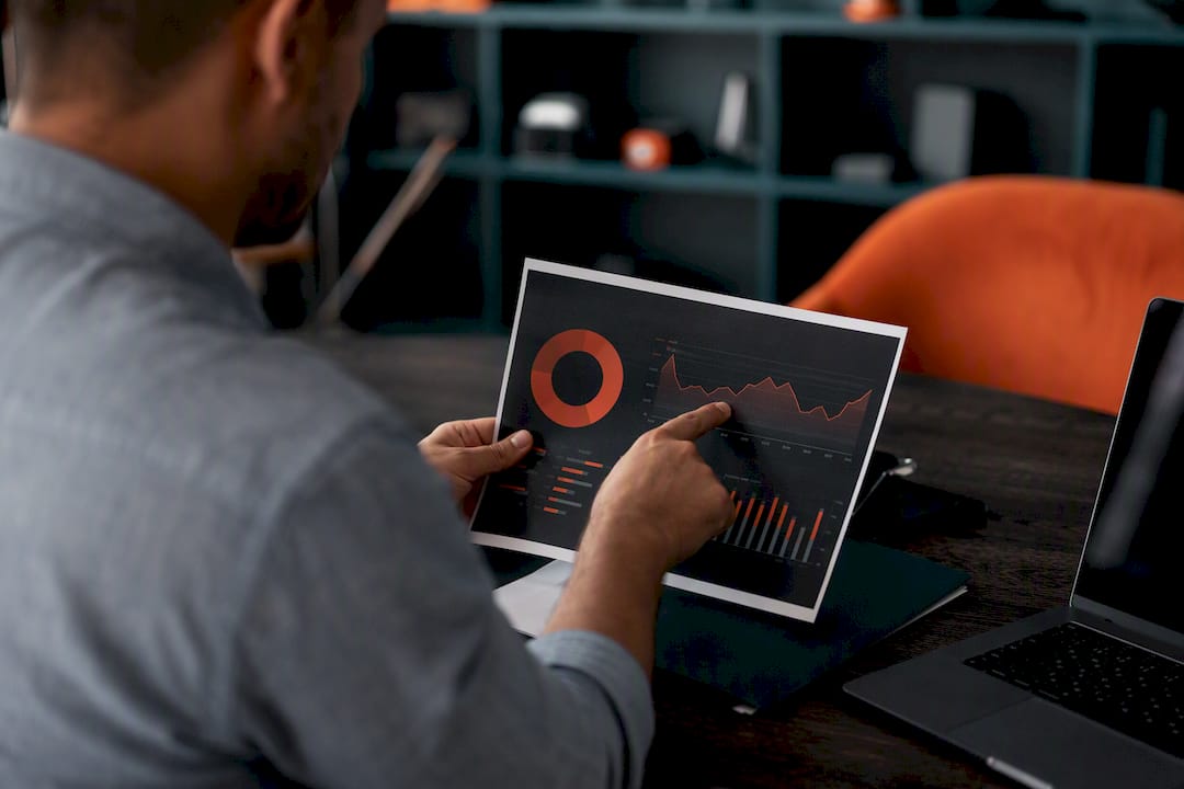 Hand pointing at backlink risk report