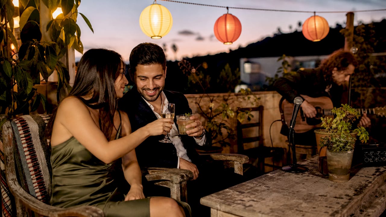 Couple enjoying live music at wedding cocktail hour