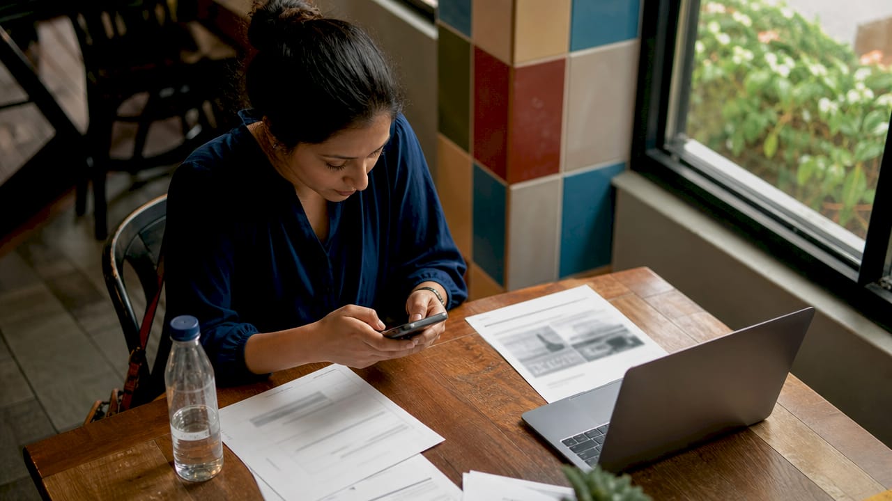 Employee ignoring company update notification