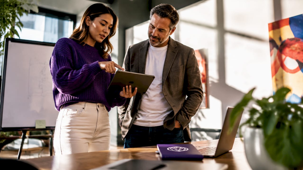 Founder consulting with pitch deck expert