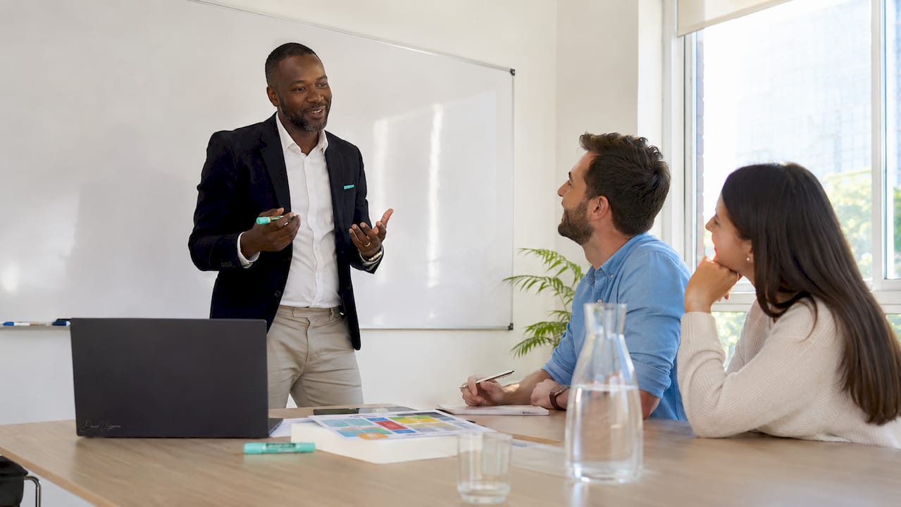 Un formateur présente et détaille les différents modules d’hypnose lors d’une session de formation.