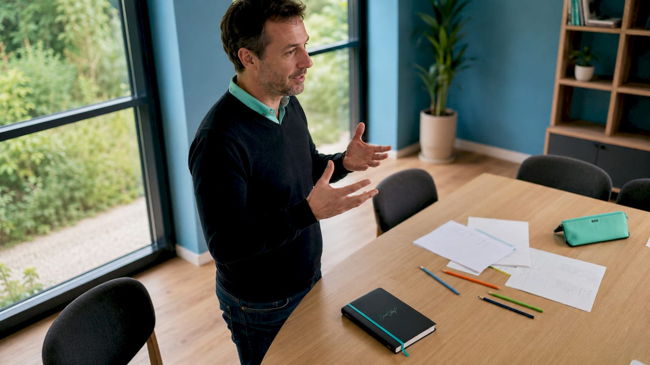 Le formateur met en lumière l’importance du feedback lors de la formation, en expliquant comment il permet aux participants de progresser et d’ajuster leurs pratiques pour atteindre leurs objectifs.