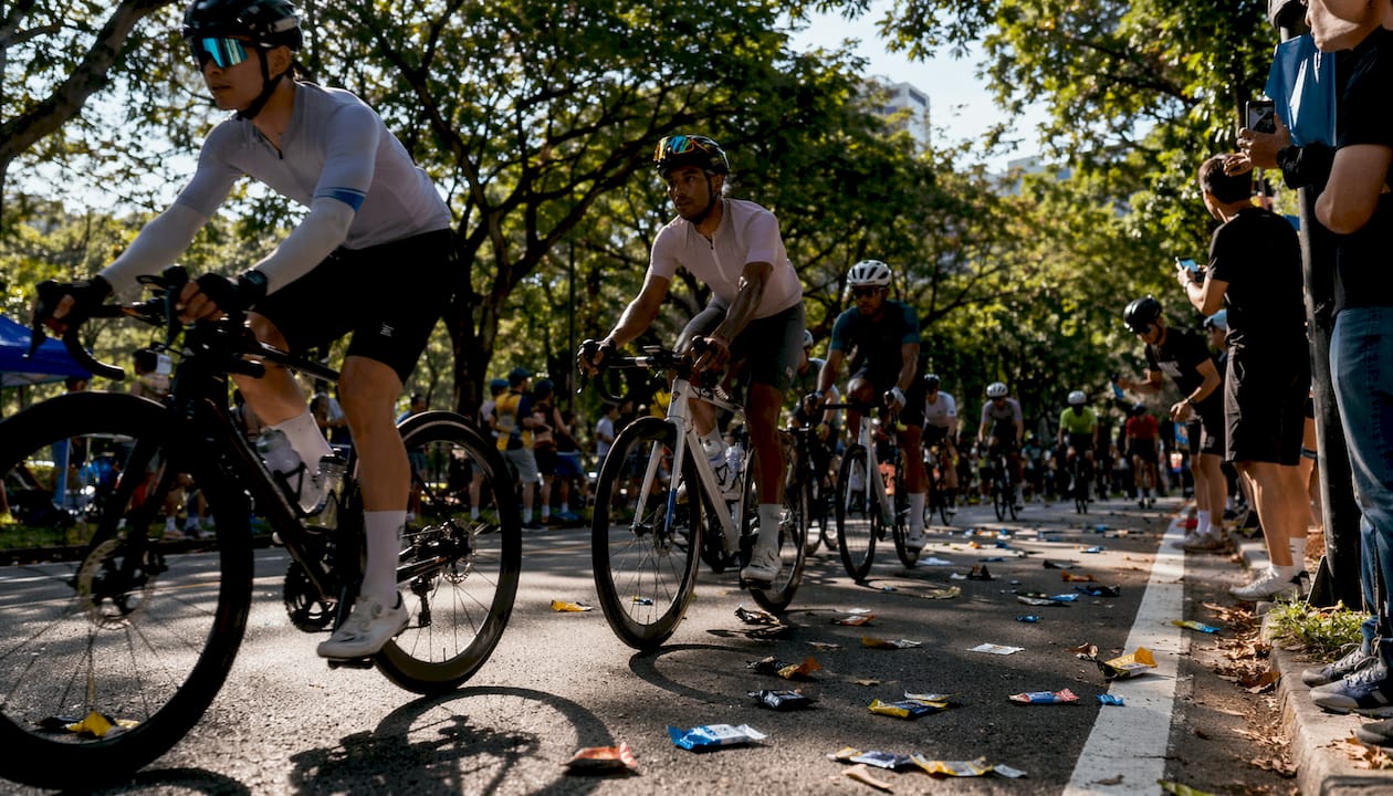 Mass participation urban cycling event on city streets