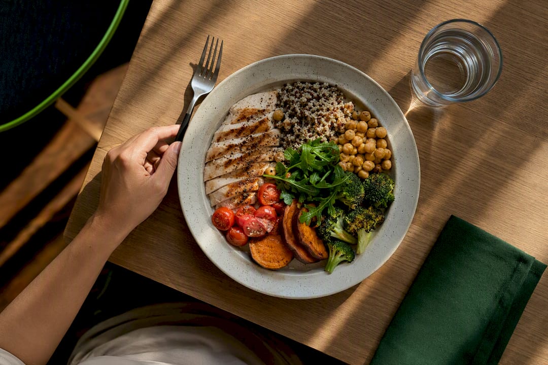 Protein-rich meal with vegetables and grains