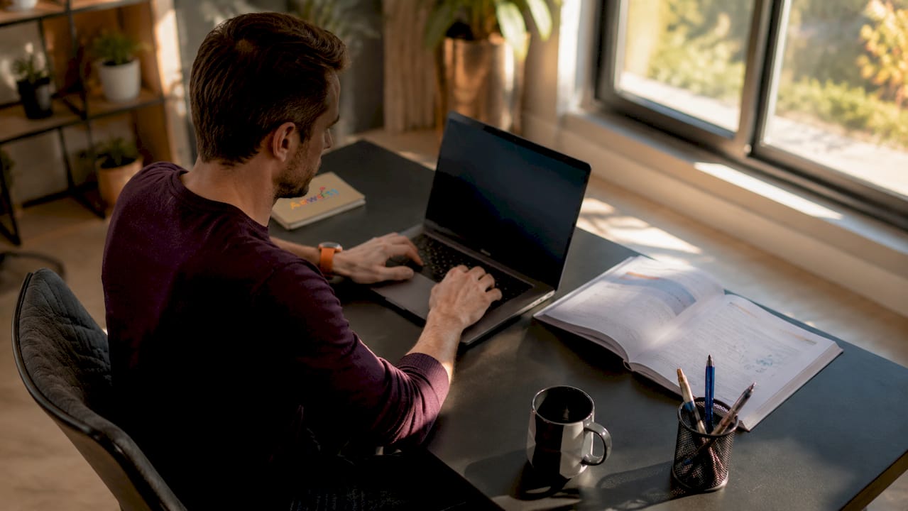 Man die samen met een expert websites controleert en verifieert