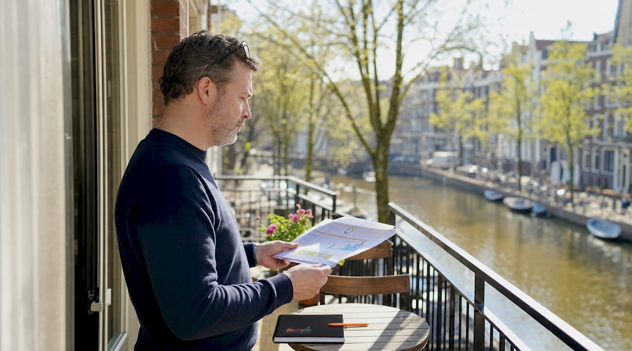 Een marketeer loopt het campagnebudget nog eens zorgvuldig na op papier.