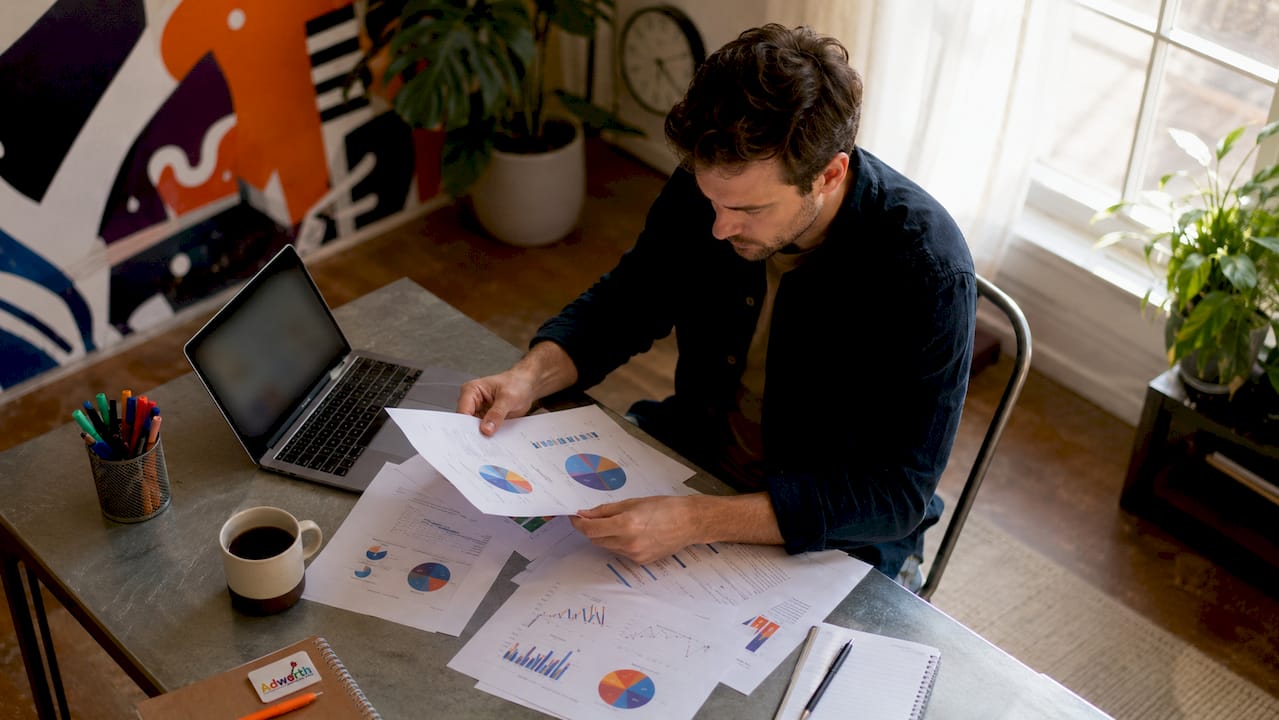 Ondernemer bekijkt en evalueert zijn Google Ads-campagne