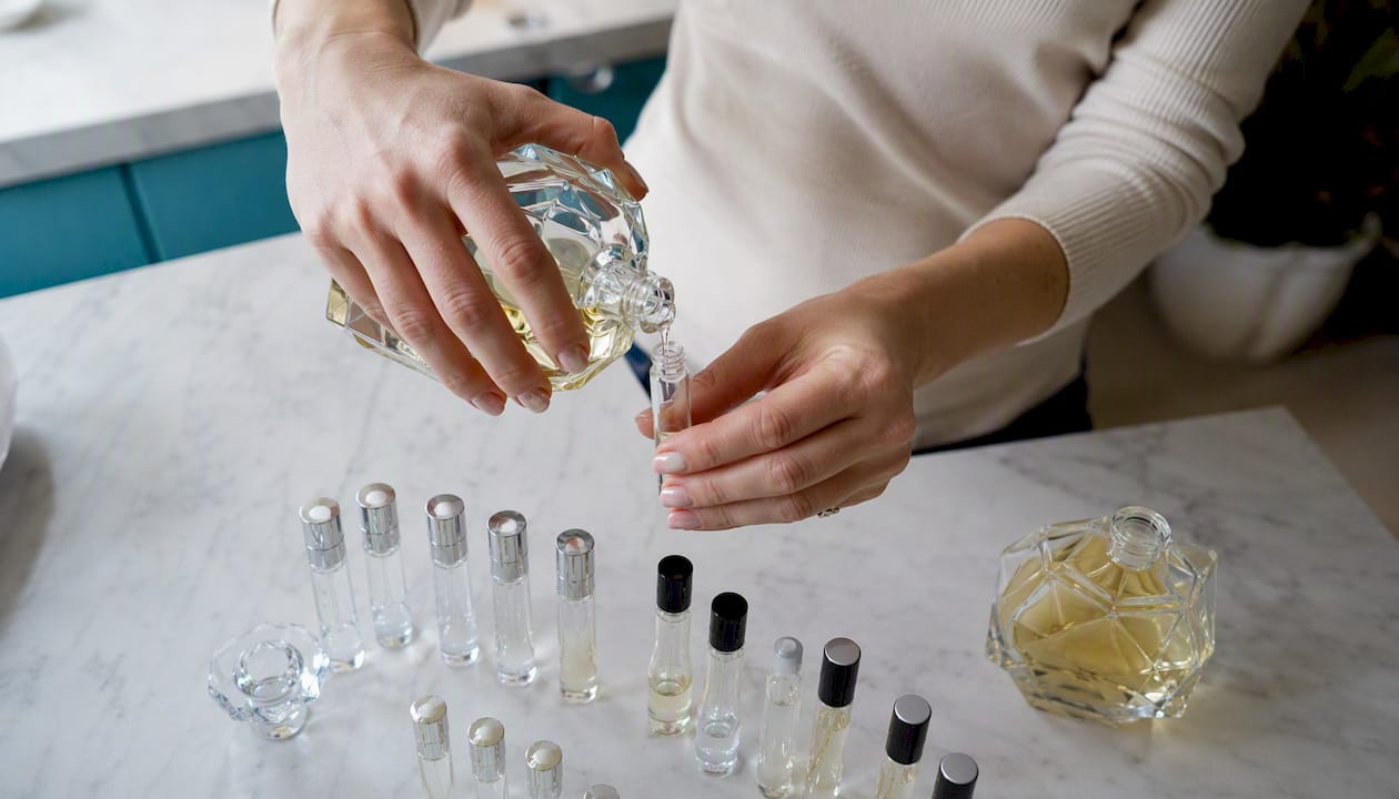 Filling small perfume decant atomizers