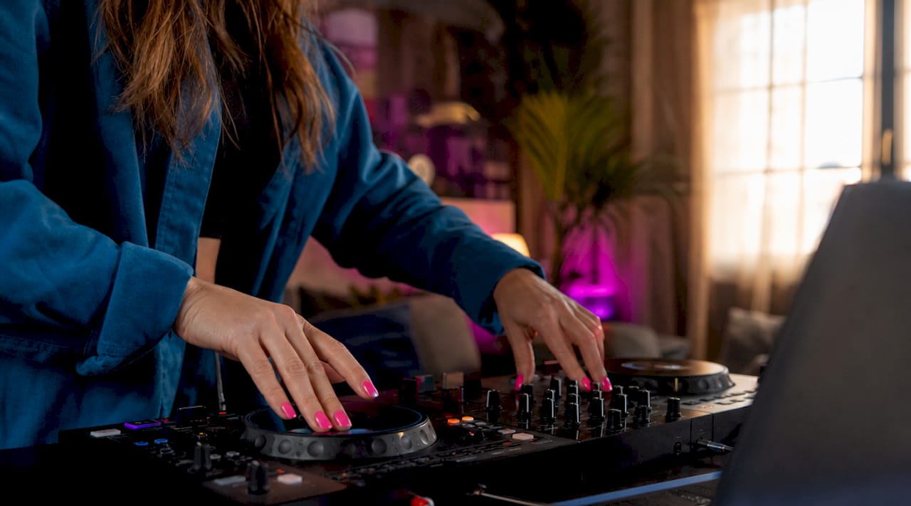Met beide handen aan het werk: de DJ-controller bedienen en tegelijk de laptop besturen.