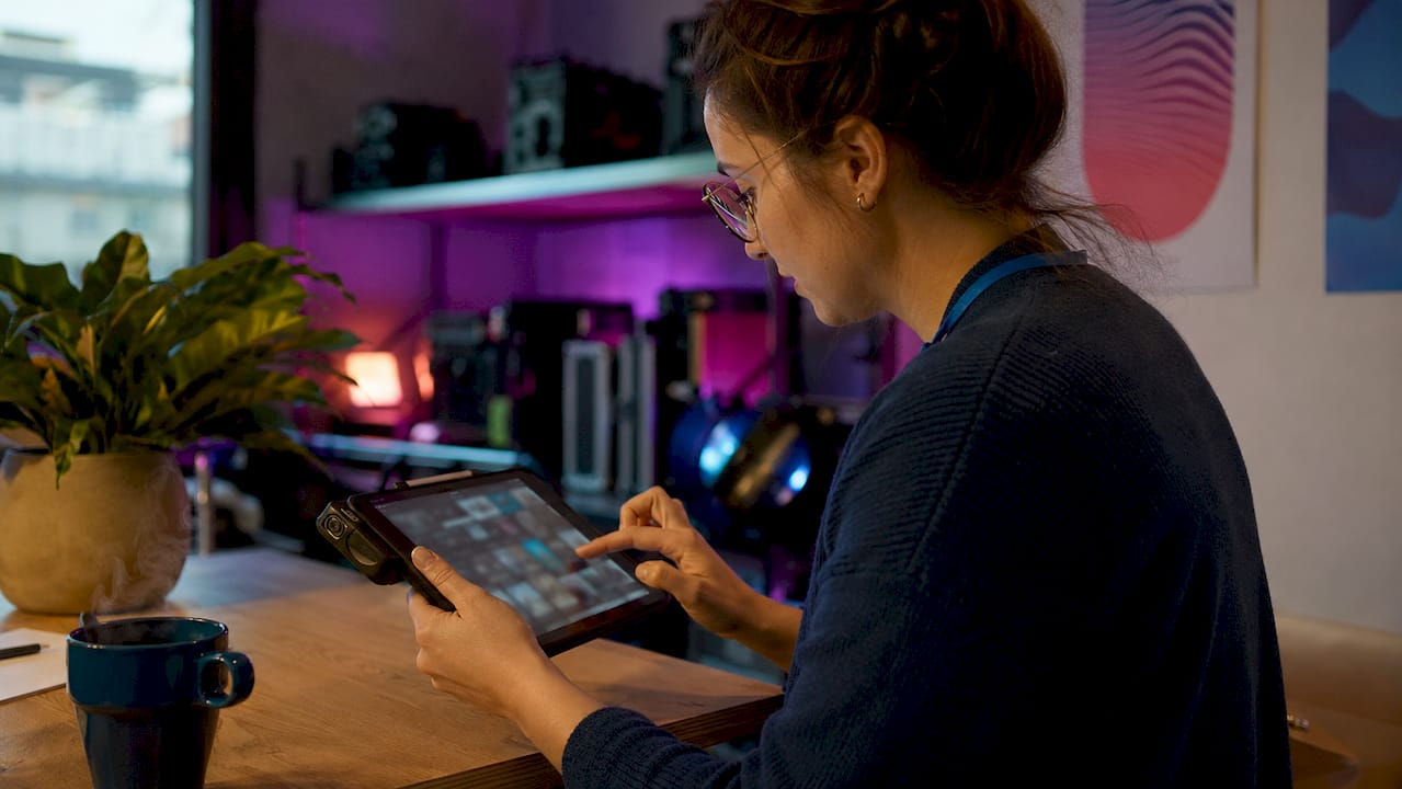 Een medewerker gebruikt een tablet met barcodescanner om eenvoudig en efficiënt de voorraad bij te houden.