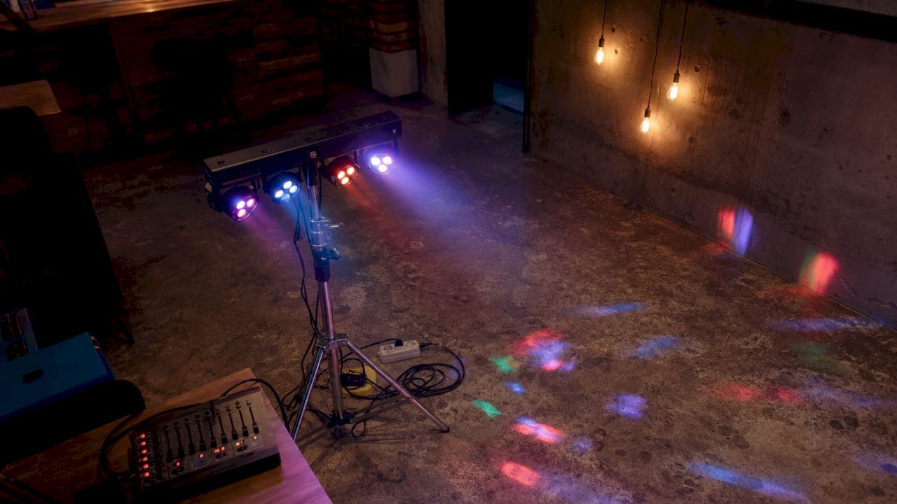 Detailopname van een 4-in-1 lichteffect voor DJ’s op een statief
