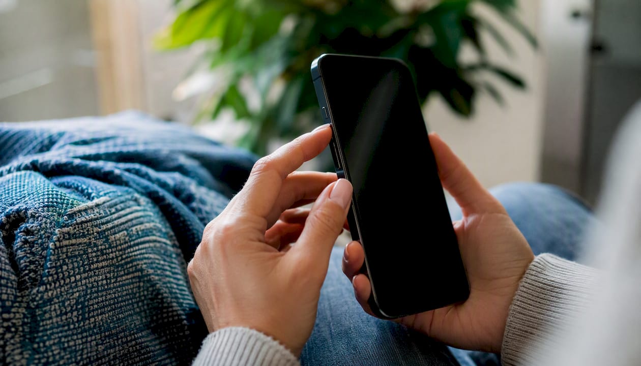 Iemand is bezig met het instellen van de privacyopties op zijn iPhone.