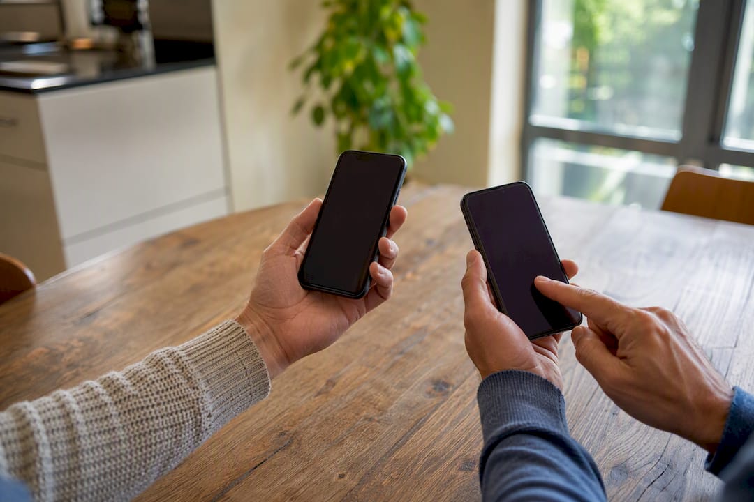 Handen die zorgvuldig omgaan met een versleutelde back-up en wachtwoord