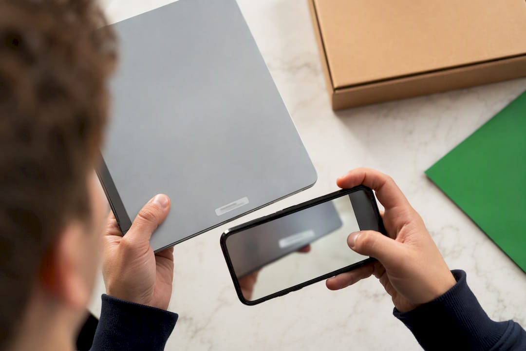 Serienummer van de tablet wordt gefotografeerd